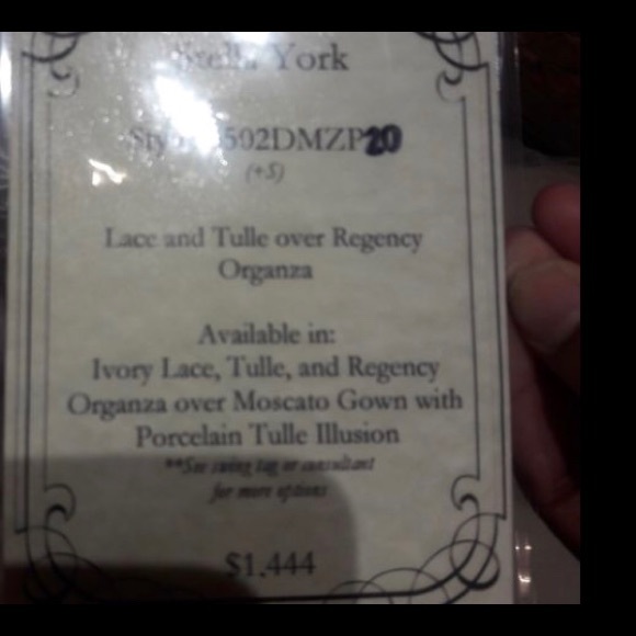 Gorgeous Wedding dress size 18 - Picture 3 of 3